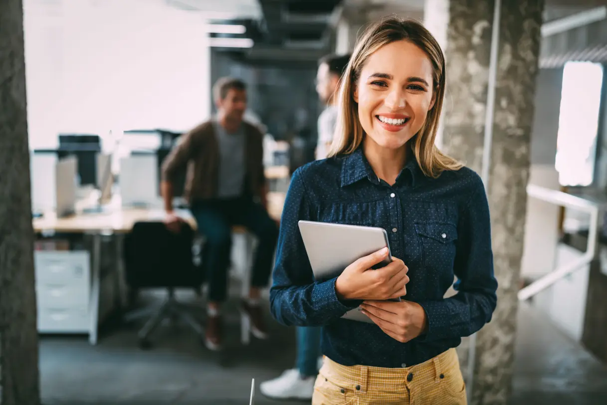 personne souriante au travail