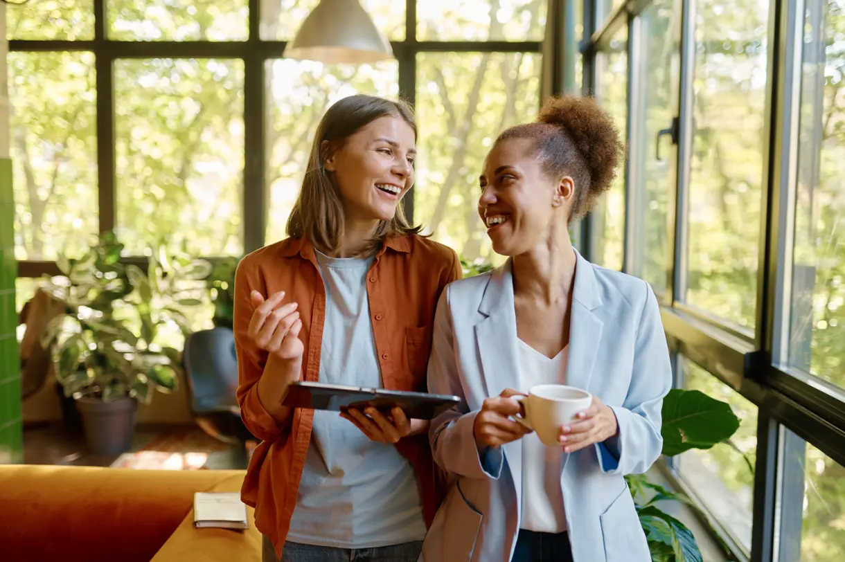 femmes souriantes travaillant ensemble