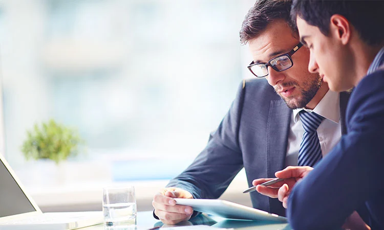 homme entrain de v&eacute;rifier un contrat