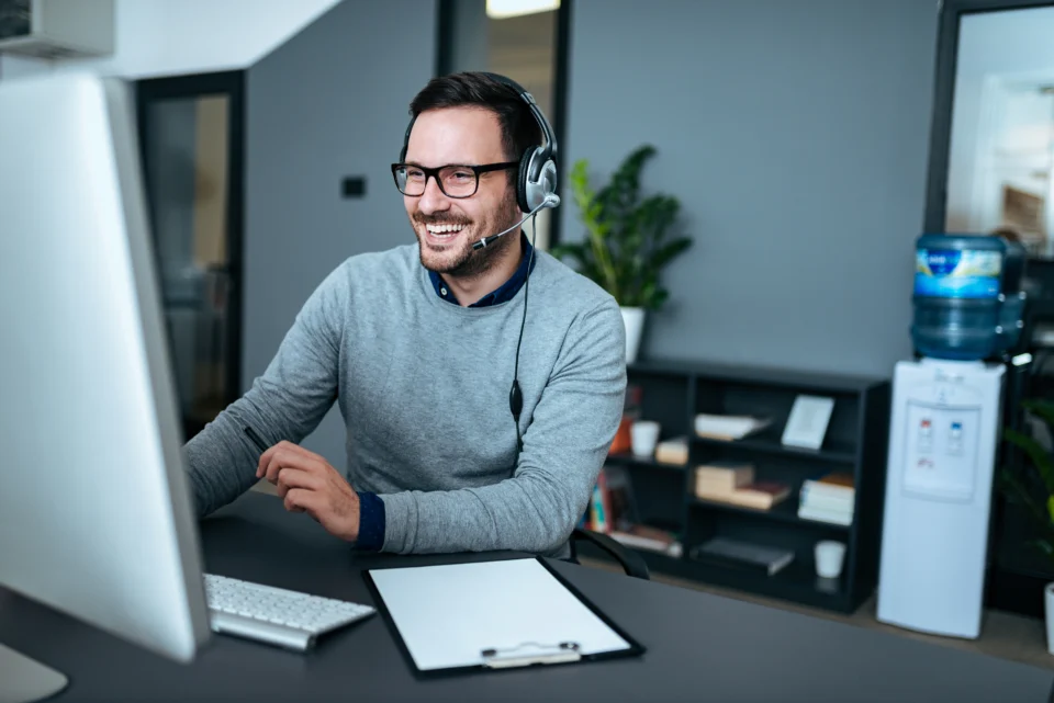 Scrum master en communication avec un client