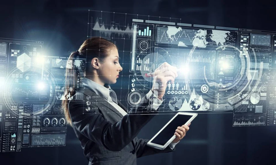 Femme travaille sur infog&eacute;rance asp