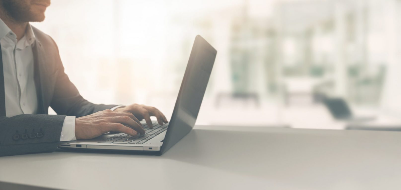 Freelance informatique travaille sur son ordinateur
