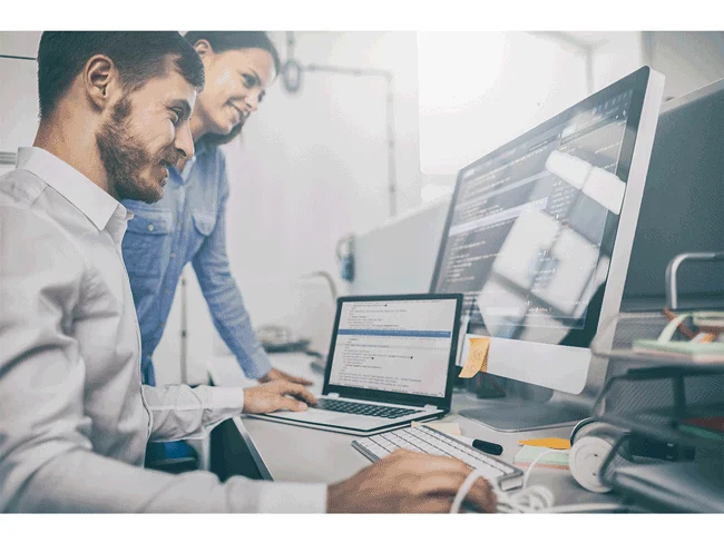 ing&eacute;nieur devops pr&eacute;sentant un document &agrave; une coll&egrave;gue
