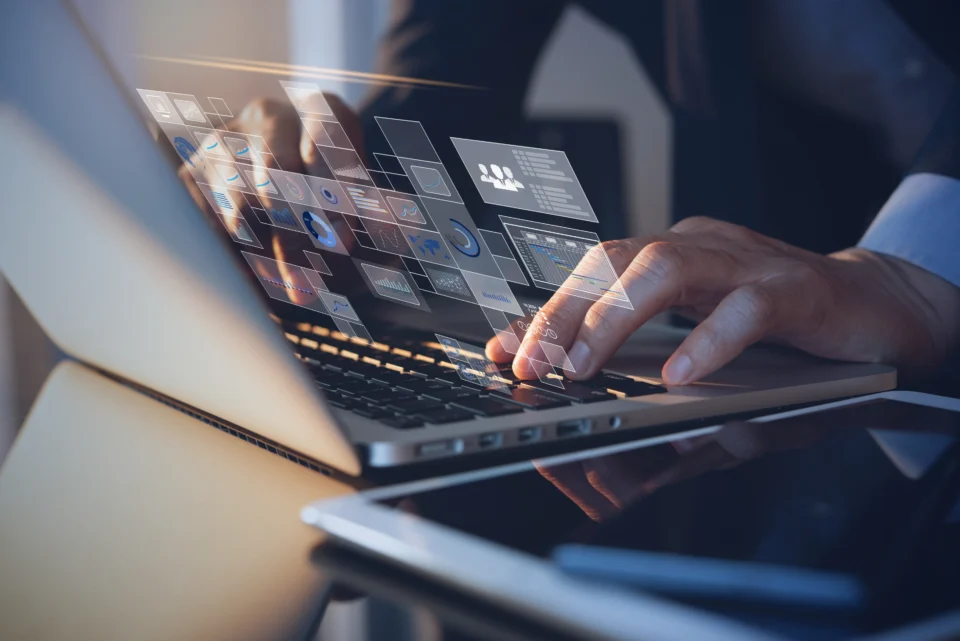 Scrum Master qui consulte ses outils sur son ordinateur