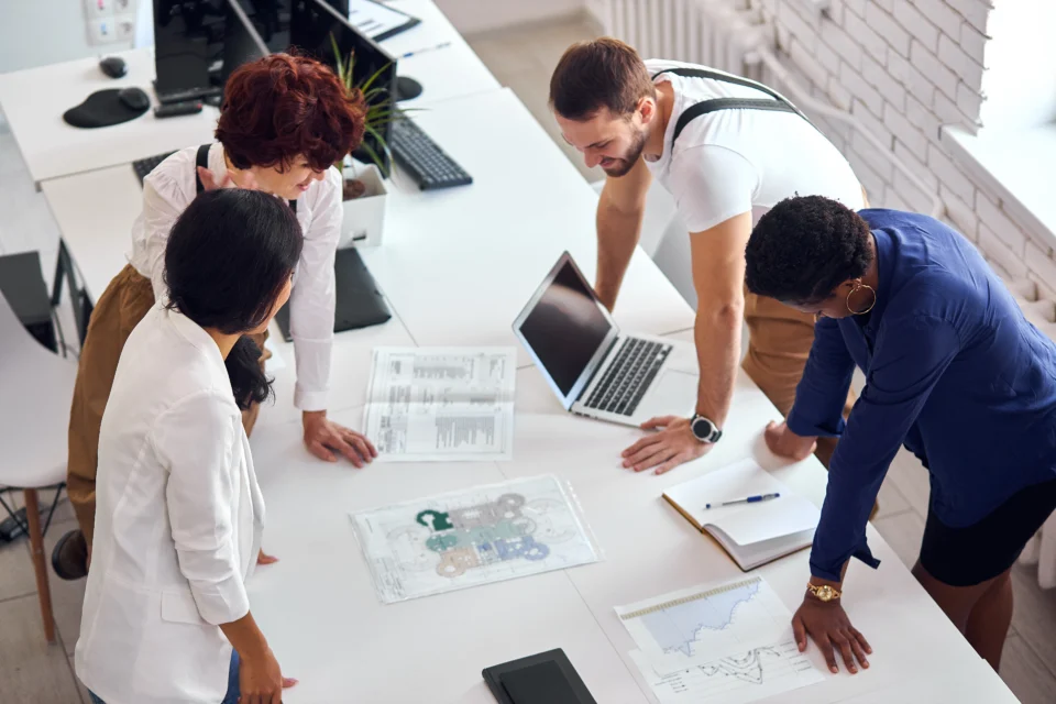 Architecte r&eacute;seau travaille avec ses clients