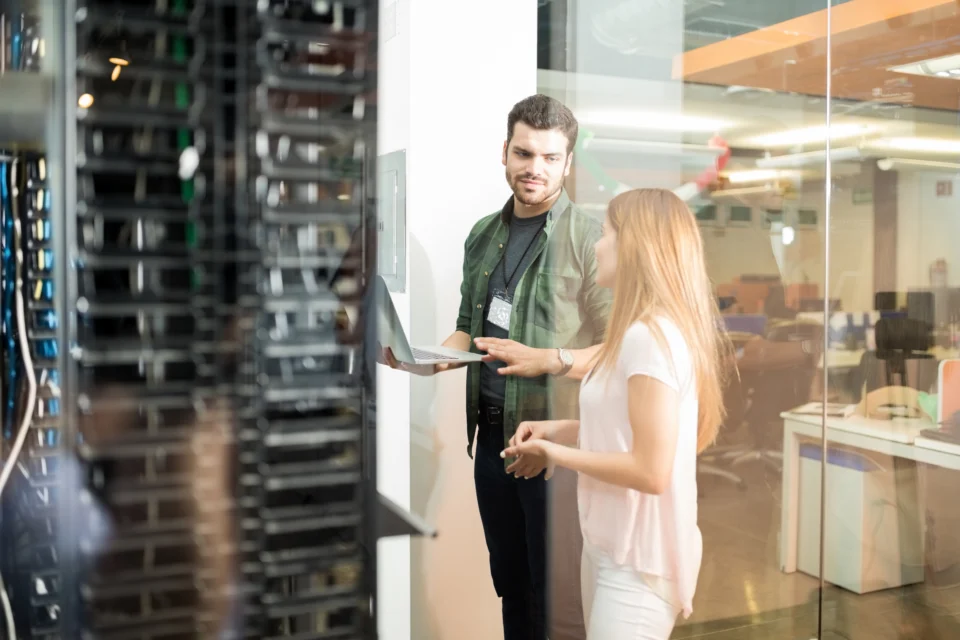 Collegues discutent dans une salle de serveurs
