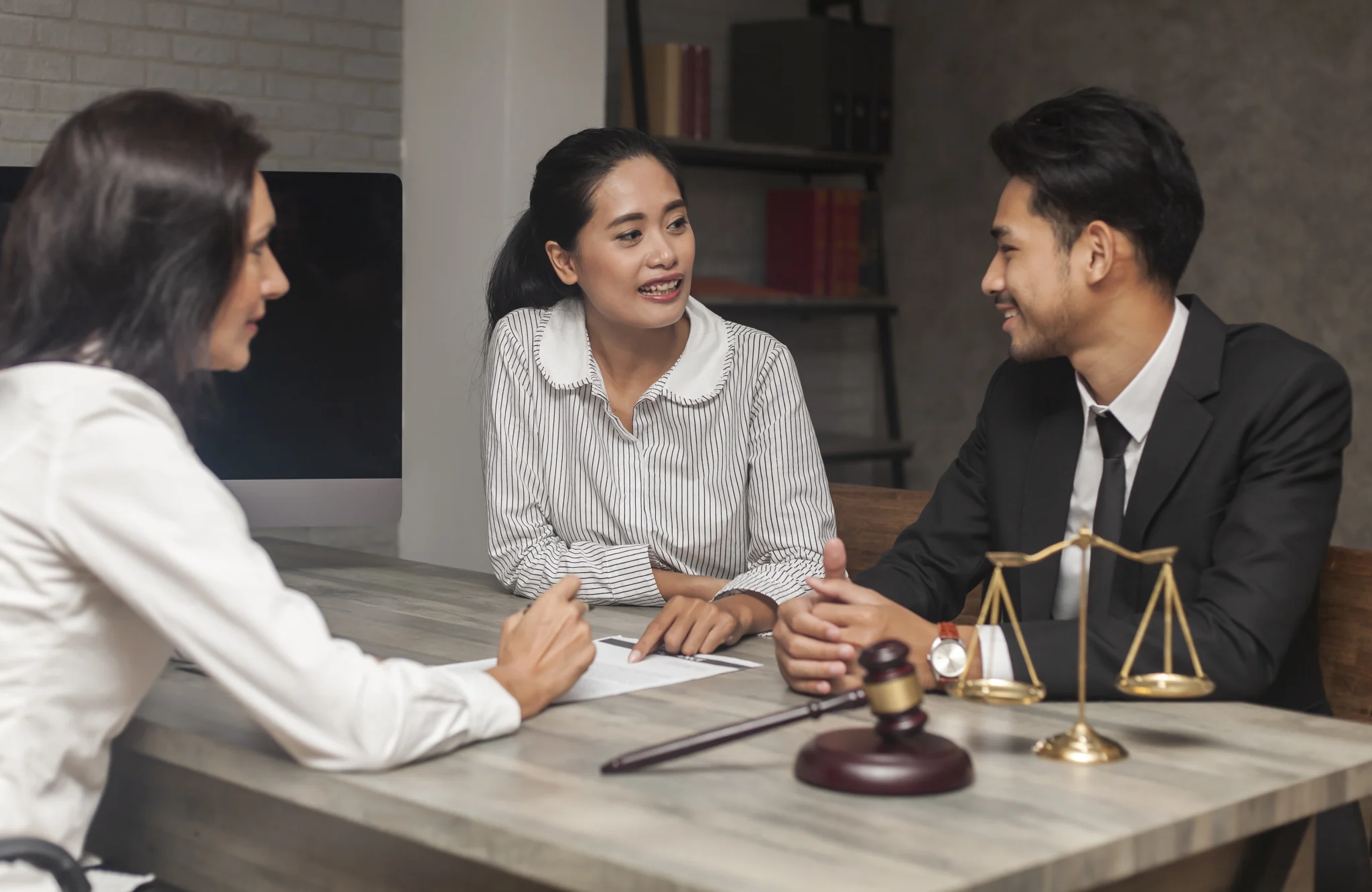 Fournisseur et cliente réglant leurs litiges financiers