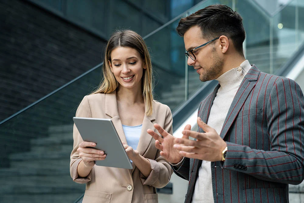salari&eacute; et client discutant