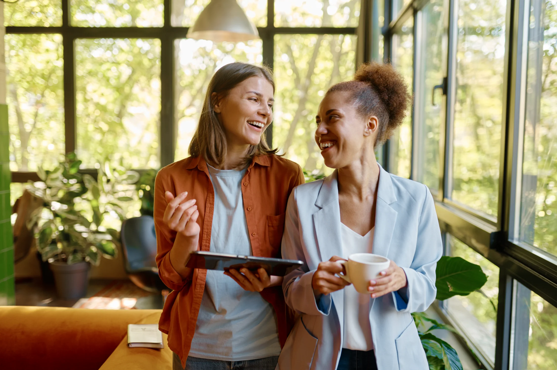 femmes souriantes travaillant ensemble