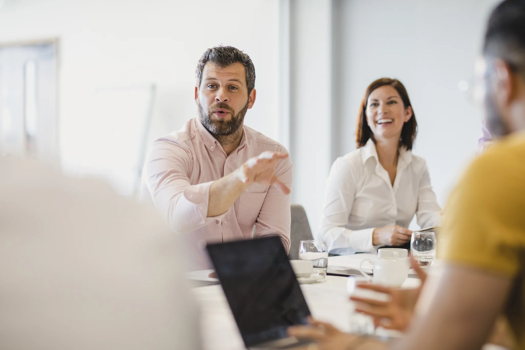 3 experts du num&eacute;rique souriant et travaillant