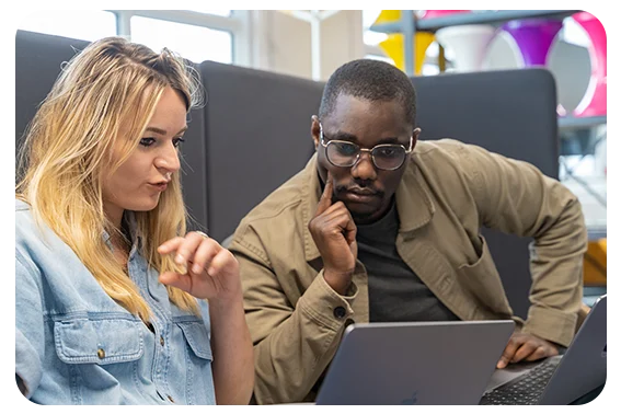 des salari&eacute;s examinant les candidatures d'emploi pour le groupe freelance.com.